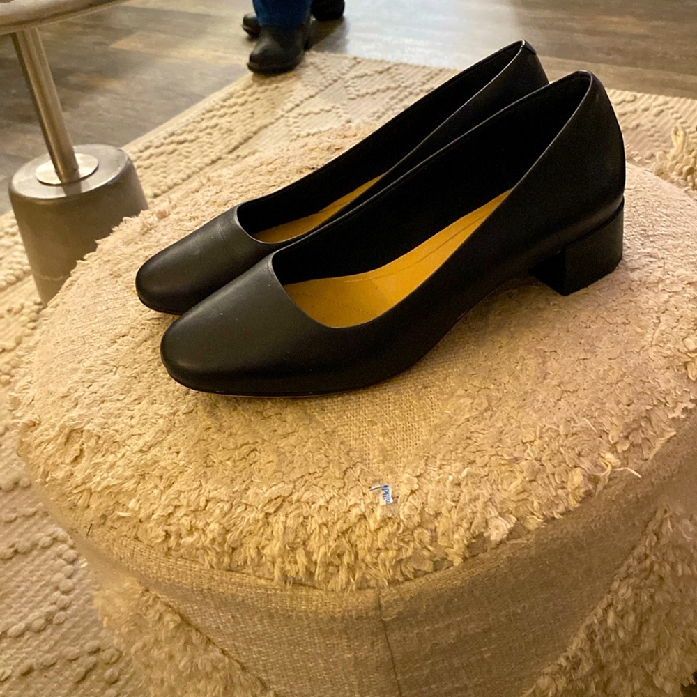 Clarks size 8 low heel